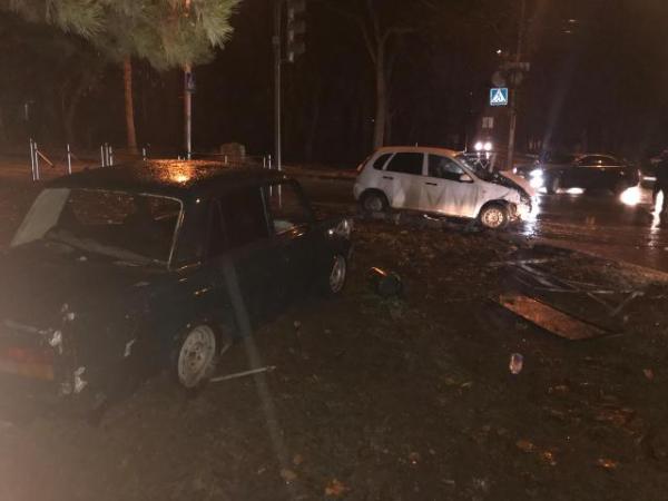 В Ессентуках «семерка» снесла дорожные ограждения